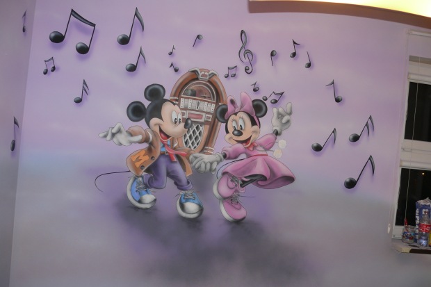 Malowanie bajkowego obrazu na ścianie myszka micki, Mural 3D