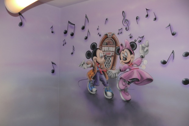 Artystyczne malowanie ściany w pokoju dziewczynki, grafika z bajki myszka micki