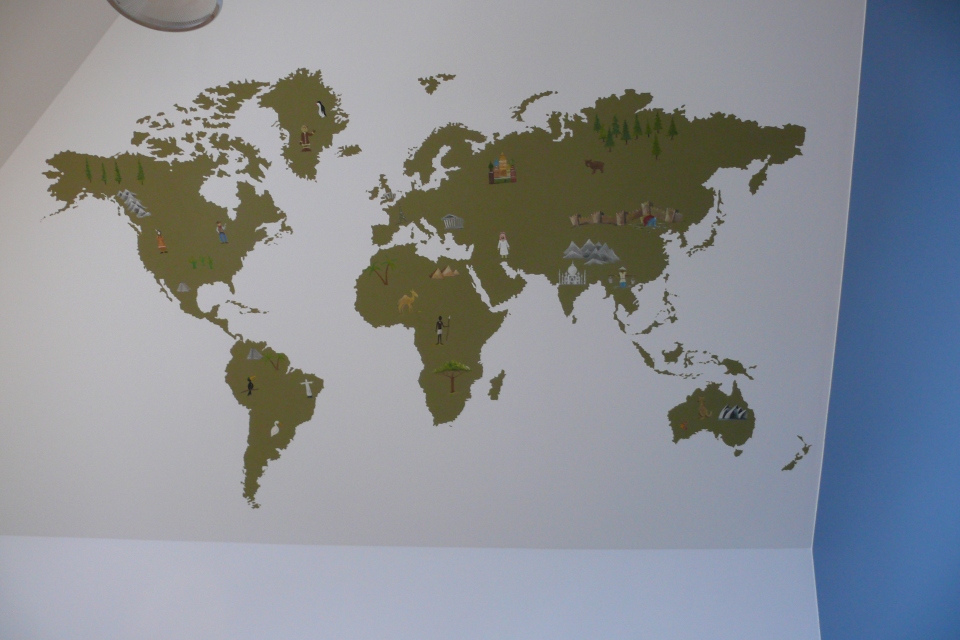 Mapa świata namalowana na ścianie w pokoju chłopca, mural ścienny, toruń