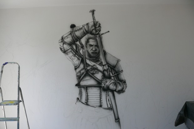 Malowanie graffiti na ścianie w pokoju młodzieżowym